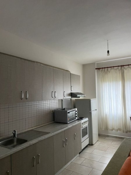 Tirane, jepet me qera apartament 1+1+Ballkon Kati 1, 75 m² 400 €
