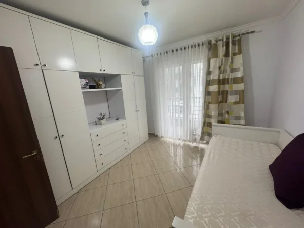 Tirane, jepet me qera apartament 2+1 Kati 7, 