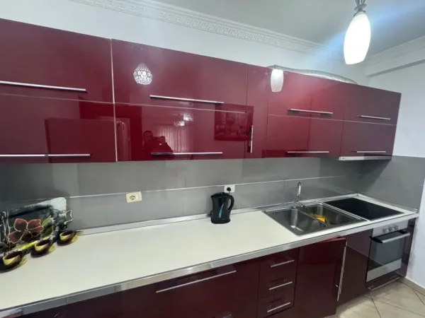 Tirane, jepet me qera apartament 2+1 Kati 7, 