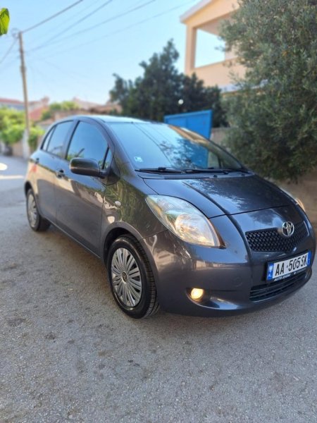Shqiperi, shes makine Toyota Yaris nafte, automatik.
