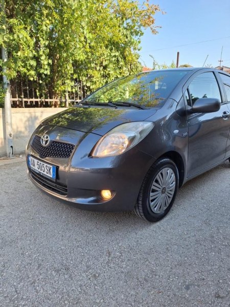 Shqiperi, shes makine Toyota Yaris nafte, automatik.
