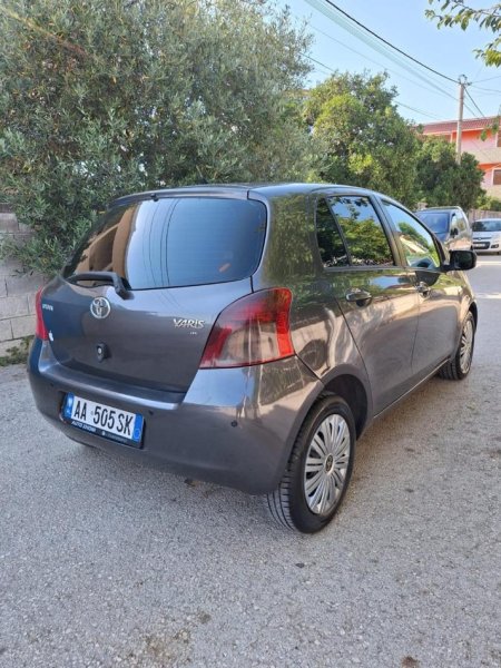 Shqiperi, shes makine Toyota Yaris nafte, automatik.