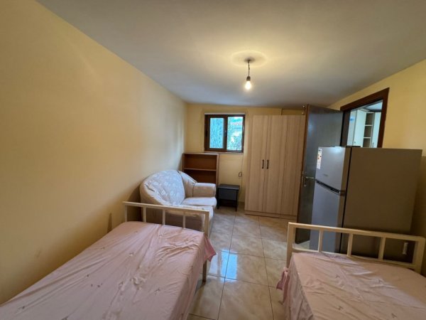 Tirane, jepet me qera apartament 1+1+Ballkon Kati 3, 47 m² 300 € (afer spitalit Nene Tereza Tirane)