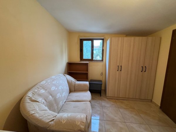 Tirane, jepet me qera apartament 1+1+Ballkon Kati 3, 47 m² 300 € (afer spitalit Nene Tereza Tirane)