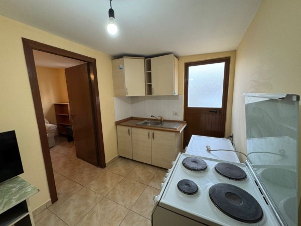Tirane, jepet me qera apartament 1+1+Ballkon Kati 3, 47 m² 300 € (afer spitalit Nene Tereza Tirane)