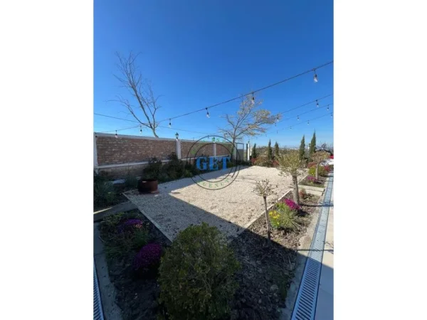 Durres, shitet Vile 2+1 Kati 0, 165.000 € (shkallnur)