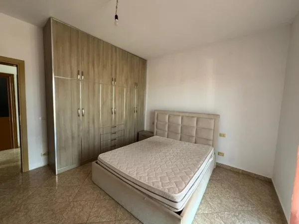 !!Dhene!!Durres, jepet me qera shtepi 2+1+Aneks+Ballkon Kati 2, 90 m² 200 € (5 minuta pas Spitalit)