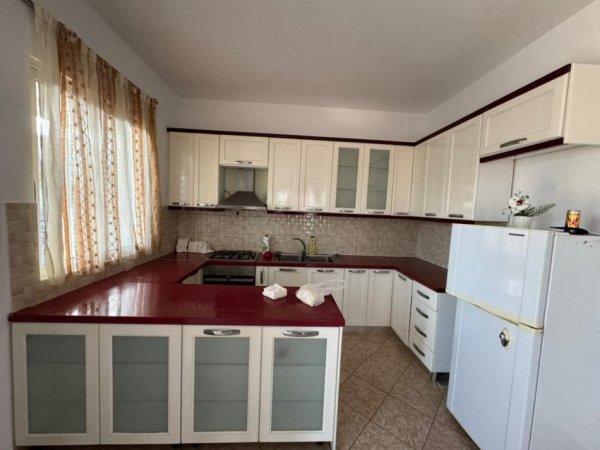 Shqiperi, jepet me qera shtepi 2+1+Aneks+Ballkon Kati 2, 90 m² 200 € (5 minuta pas Spitalit)