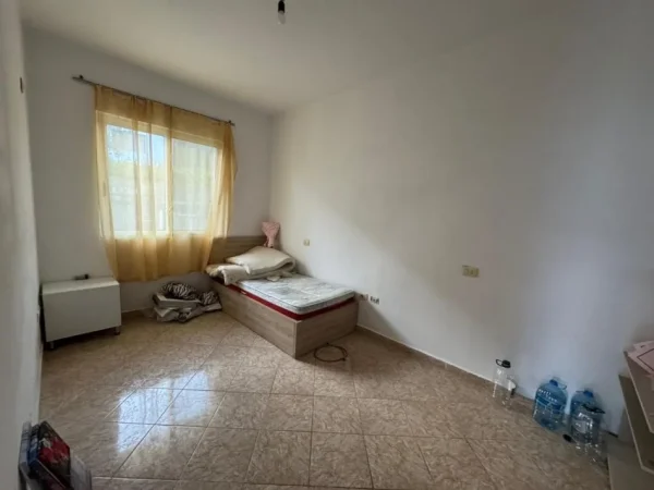 !!Dhene!!Durres, jepet me qera shtepi 2+1+Aneks+Ballkon Kati 2, 90 m² 200 € (5 minuta pas Spitalit)