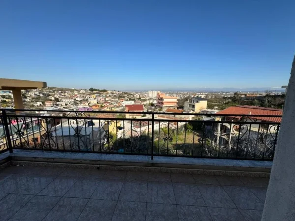 !!Dhene!!Durres, jepet me qera shtepi 2+1+Aneks+Ballkon Kati 2, 90 m² 200 € (5 minuta pas Spitalit)
