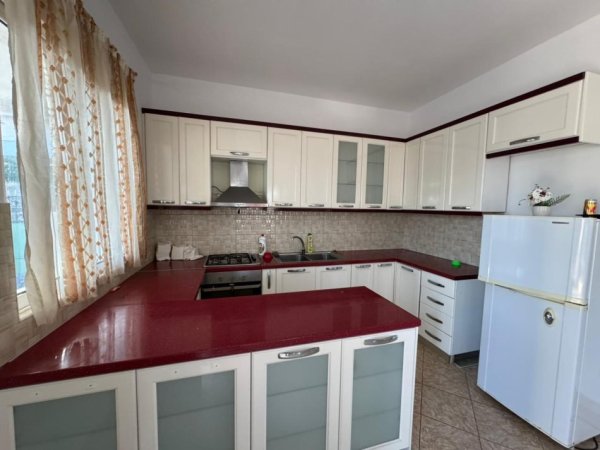 Shqiperi, jepet me qera shtepi 2+1+Aneks+Ballkon Kati 2, 90 m² 200 € (5 minuta pas Spitalit)