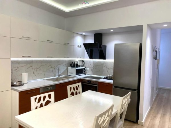 Tirane, jepet me qera apartament 2+1+Ballkon Kati 3, 90 m² 800 € (Liqeni, Kopshti Zoologjik, rruga Eduart Mano)