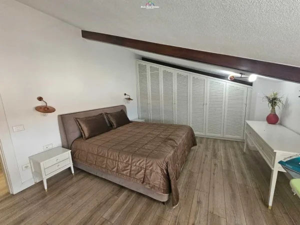 Tirane, jepet me qera apartament 3+1+Ballkon Kati 3, 250 m² 2.200 € (Secret Garden Residence, prane TEG)