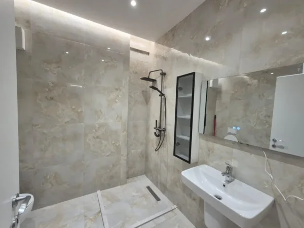 Tirane, jepet me qera apartament 2+1+Ballkon Kati 3, 90 m² 1.200 € (rruga e dibres)