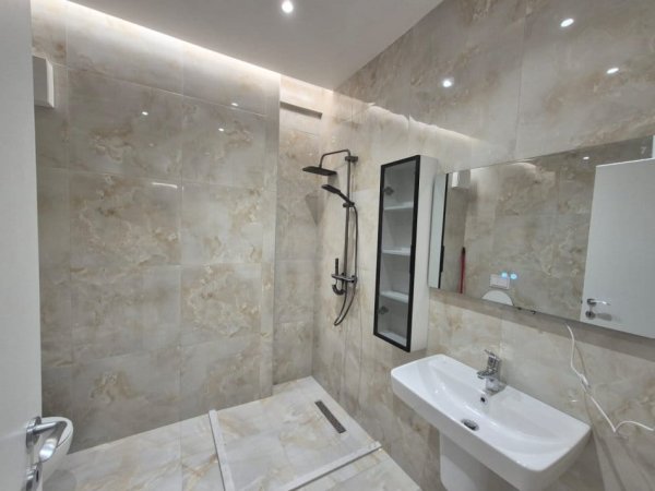 Tirane, jepet me qera apartament 2+1+Ballkon Kati 3, 90 m² 1.200 € (rruga e dibres)