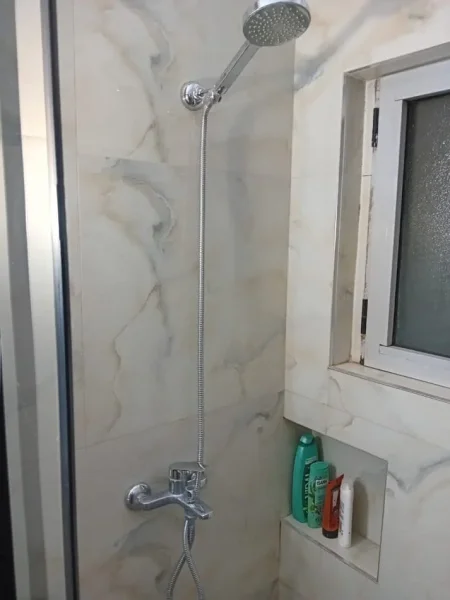 Tirane, jepet me qera apartament 1+1+Ballkon Kati 4, 600 € (Selvia)