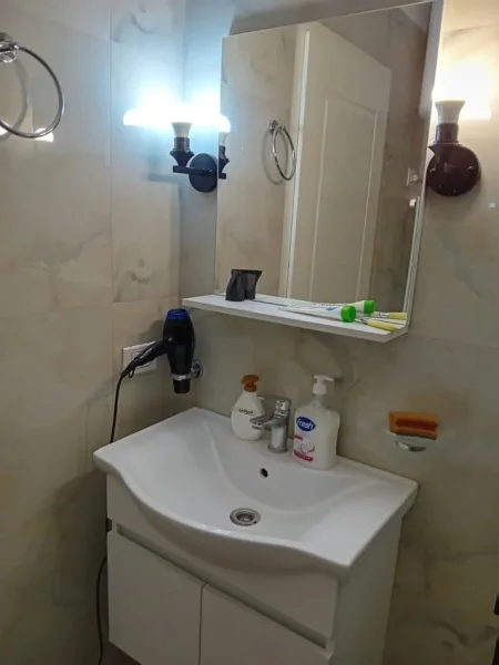 Tirane, jepet me qera apartament 1+1+Ballkon Kati 4, 600 € (Selvia)