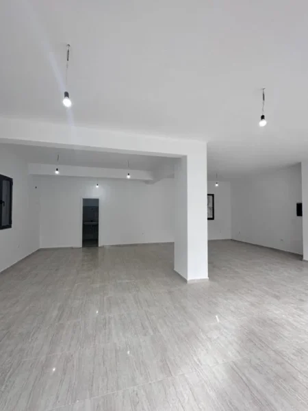 Tirane, jepet me qera ambjent biznesi Kati 0, 160 m² 400 € (Sheshit Garibaldi)
