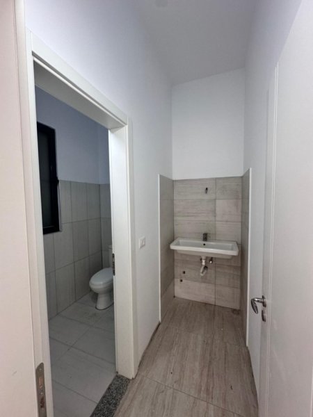 Tirane, jepet me qera ambjent biznesi Kati 0, 160 m² 400 € (Sheshit Garibaldi)