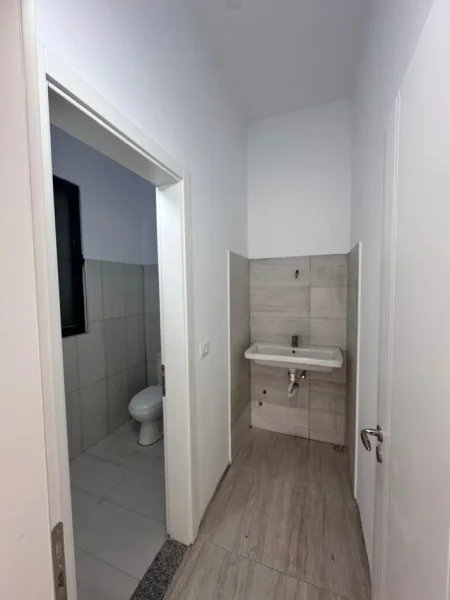 Tirane, jepet me qera ambjent biznesi Kati 0, 160 m² 400 € (Sheshit Garibaldi)