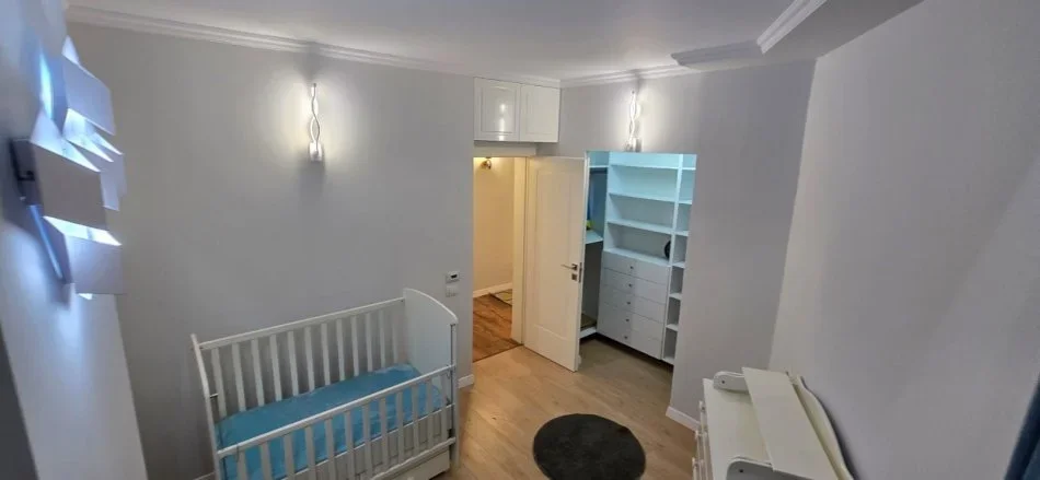 Tirane, jepet me qera apartament 3+1 Kati 2, 118 m² 1.000 € (Rruga e Zallit)