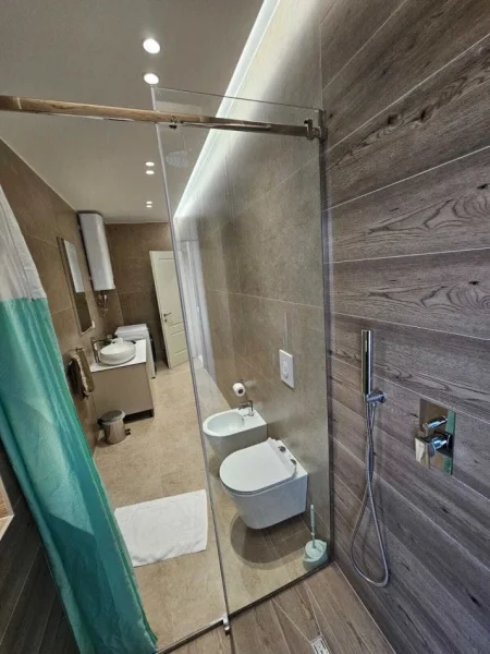 Tirane, jepet me qera apartament 2+1 Kati 3, 110 m² 1.300 € (Rruga e Kavajes)