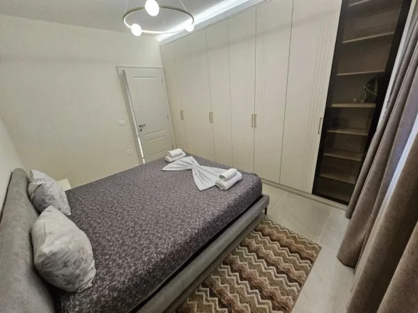 Tirane, jepet me qera apartament 2+1 Kati 3, 110 m² 1.300 € (Rruga e Kavajes)