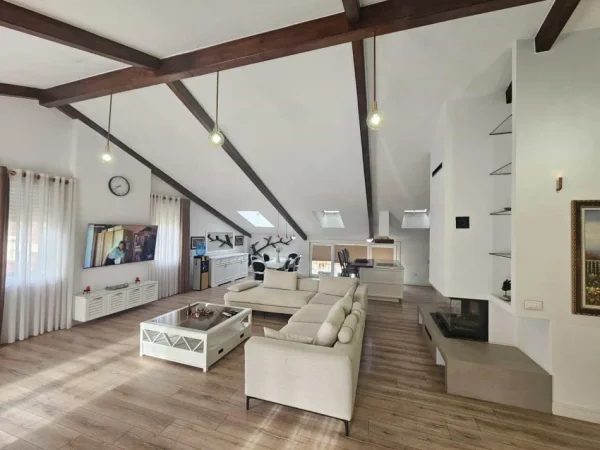 Tirane, jepet me qera apartament 3+1 Kati 3, 250 m² 2.200 € (Teg)