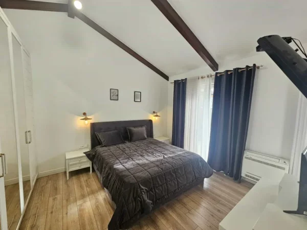 Tirane, jepet me qera apartament 3+1 Kati 3, 250 m² 2.200 € (Teg)