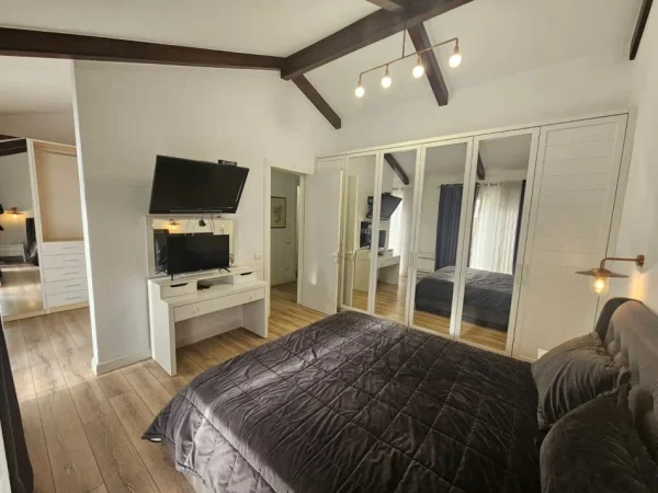 Tirane, jepet me qera apartament 3+1 Kati 3, 250 m² 2.200 € (Teg)