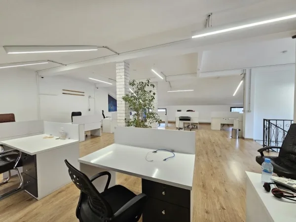 Në BLLOK  jepet me qera ambjent bisnesi Kati 1, 311 m² 3.500 € (rruga Sami frasheri)