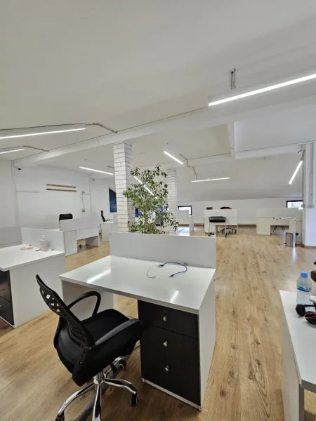 Në BLLOK  jepet me qera ambjent bisnesi Kati 1, 311 m² 3.500 € (rruga Sami frasheri)