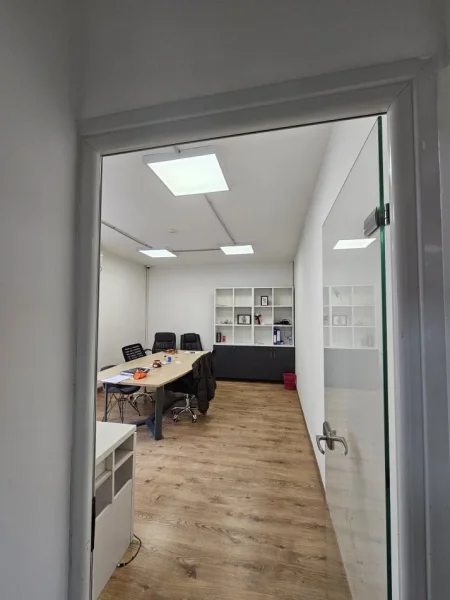 Në BLLOK  jepet me qera ambjent bisnesi Kati 1, 311 m² 3.500 € (rruga Sami frasheri)