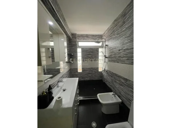 Tirane, jepet me qera apartament 2+1 Kati 12, 100 m² 600 € 
