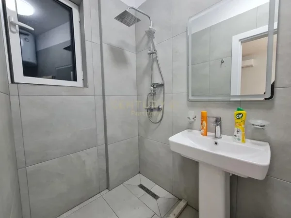 Tirane, jepet me qera apartament 1+1 Kati 7, 55 m² 550 € (Dritan Hoxha)