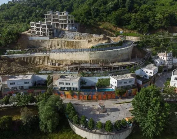 Tirane, shitet apartament 2+1+Ballkon Kati 5, 94 m² 160.000 € (kodra e diellit)