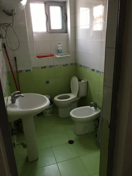 Tirane, jap me qera garsonier 1+1 Kati 0, 40 m² 220 € (Rruga Hamdi Cenojmeri)