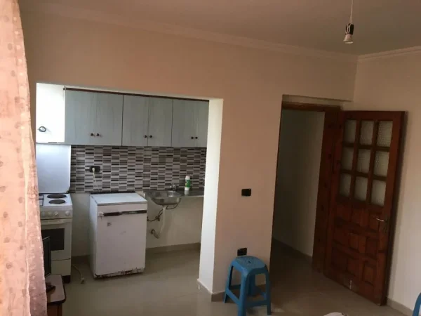 Tirane, jap me qera garsonier 1+1 Kati 0, 40 m² 220 € (Rruga Hamdi Cenojmeri)