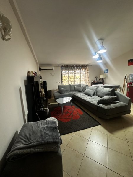Tirane, jepet me qera apartament 1+1 Kati 4, 80 m² 450 € (Rruga Bill Klinton , pran Market Xhangollit)
