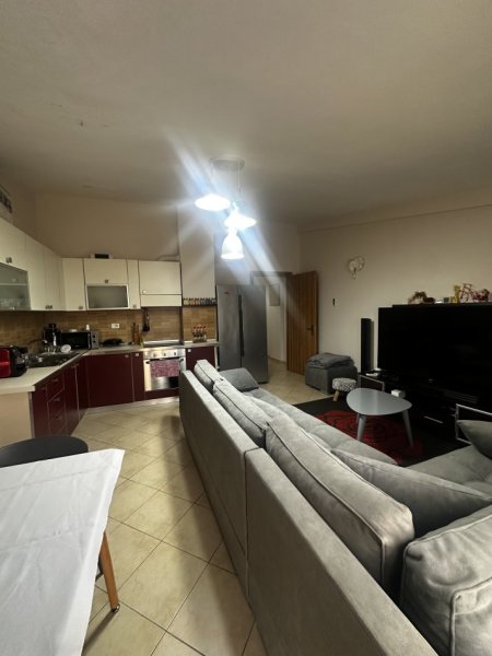 Tirane, jepet me qera apartament 1+1 Kati 4, 80 m² 450 € (Rruga Bill Klinton , pran Market Xhangollit)
