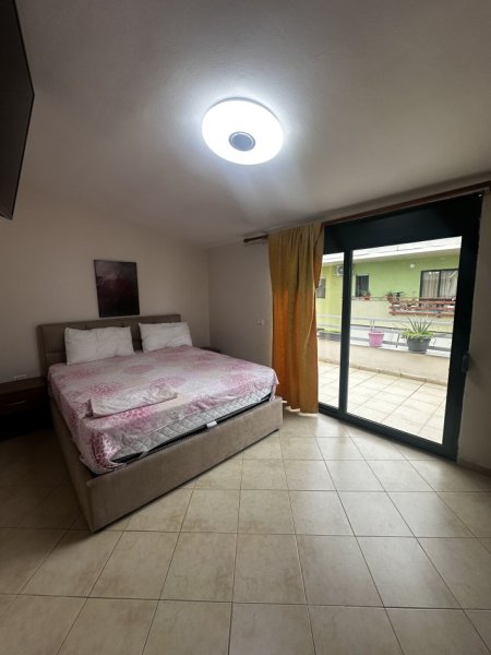 Tirane, jepet me qera apartament 1+1 Kati 4, 80 m² 450 € (Rruga Bill Klinton , pran Market Xhangollit)