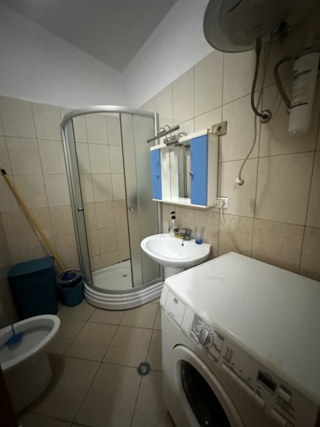 Tirane, jepet me qera apartament 1+1 Kati 4, 80 m² 450 € (Rruga Bill Klinton , pran Market Xhangollit)