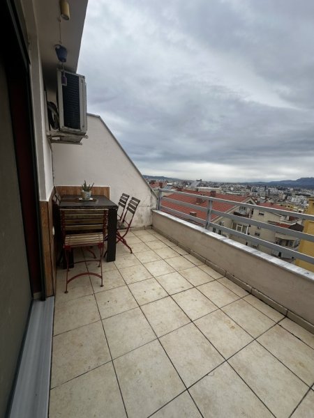 Tirane, jepet me qera apartament 1+1 Kati 4, 80 m² 450 € (Rruga Bill Klinton , pran Market Xhangollit)