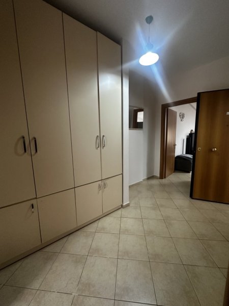 Tirane, jepet me qera apartament 1+1 Kati 4, 80 m² 450 € (Rruga Bill Klinton , pran Market Xhangollit)