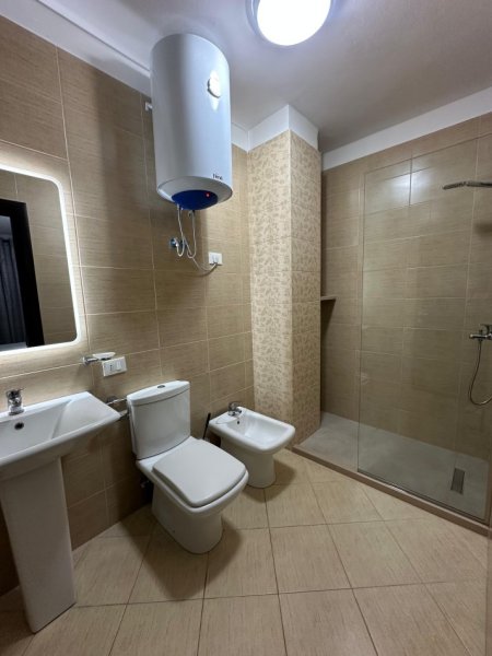 Tirane, jepet me qera apartament 2+1+Ballkon Kati 3, 106 m² 800 € (Jordan Misja)