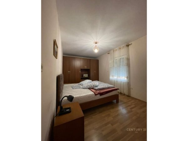 Tirane, jepet me qera apartament 2+1 Kati 4, 80 m² 550 € (Laprake)
