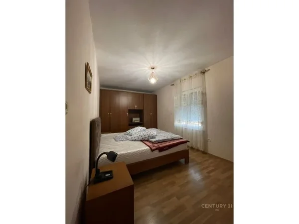 Tirane, jepet me qera apartament 2+1 Kati 4, 80 m² 550 € (Laprake)