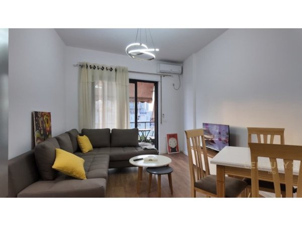 Tirane, jepet me qera apartament 2+1 Kati 5, 70 m² 820 € (Pazari Ri)