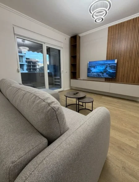 Tirane, jepet me qera apartament 1+1+Ballkon Kati 2, 70 m² 800 € (KOMUNA E PARISIT)