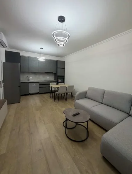 Tirane, jepet me qera apartament 1+1+Ballkon Kati 2, 70 m² 800 € (KOMUNA E PARISIT)